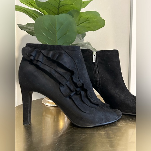 Unisa Black Open Toe Ruffle Booties, Size 8M. - Picture 4 of 9